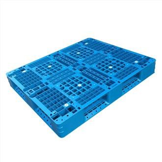 Six Runners Plastic Pallet